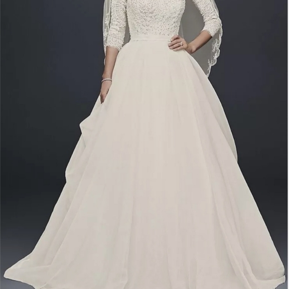 Oleg Cassini Organza 3/4 Sleeved Wedding Dress. - Picture 4 of 7